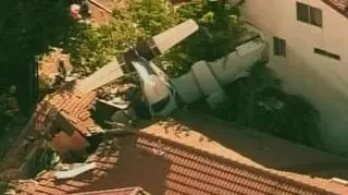 Na dwa domy na przedmieściach Los Angeles spadł samolot. Rannych zostało pięć osób, w tym trzy są w stanie krytycznym.(APTN)