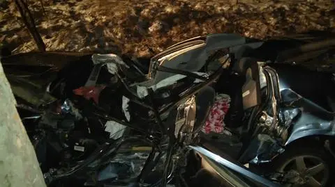 Pomorze: Auto uderzyło w drzewo. Zginął pasażer, kierowca w szpitalu