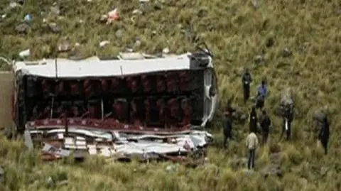 Autobus runął w przepaść