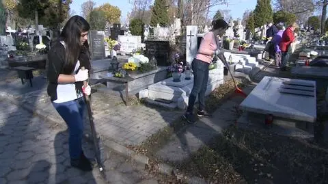 Wielkie sprzątanie na zdewastowanym cmentarzu w Łodzi