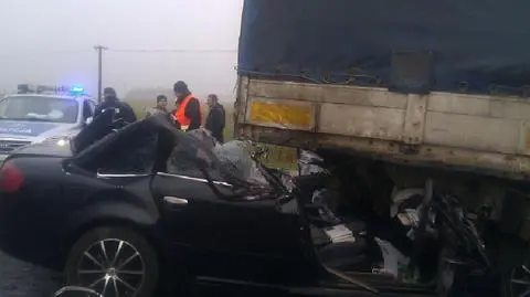 Osobówka wjechała pod tira
i zablokowała drogę