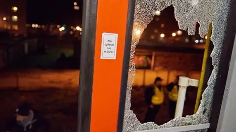 Pseudokibice obrzucili pociąg kamieniami