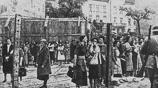 Lwowscy Żydzi za ogrodzeniem getta. Zdjęcie z 1942 roku