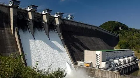 Można zwiedzać zaporę w Solinie, największą tego typu budowlę w Polsce