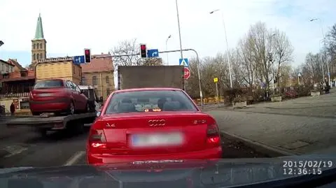 Pirat w lawecie. Wyprzedził auta i przejechał na czerwonym