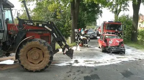 Samochód zderzył się z pługiem. Jedna osoba ranna