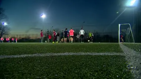 Nocne granie w piłkę. Jest pomysł na oderwanie dzieci od komputera