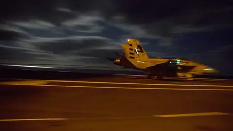 Nocne loty na lotniskowcu