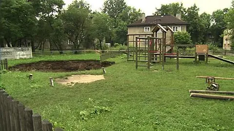 Ziemia zapadła się na placu zabaw