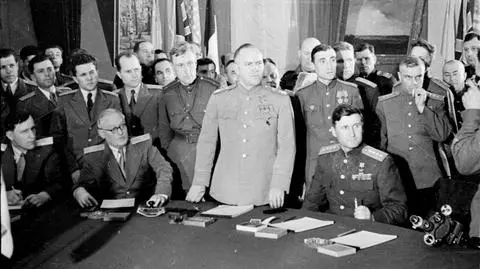 Rosjanie za obowiązujący uznają akt kapitulacji podpisany przez Żukowa