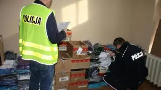 Policjanci z Gordziska Wlkp. zabezpieczyli odzież, kosmetyki oraz prezerwatywy