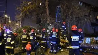 Strażacy usuwają przewróconą choinkę w Krakowie