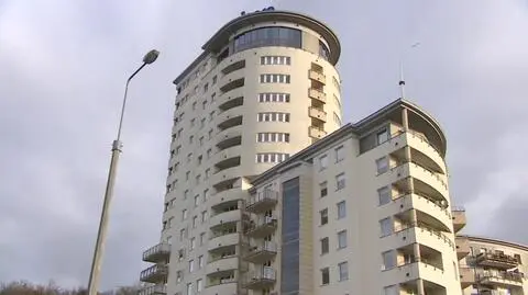 16-piętrowy budynek z zepsutymi windami. Reporter TVN24 sprawdził, ile trwa wejście na samą górę