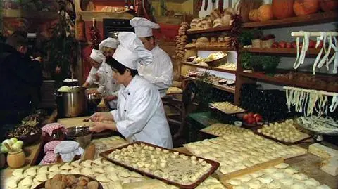 Szykują pierogi na wigilię w Krakowie