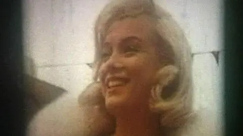 Gratka dla fanów Marilyn Monroe. Na aukcję trafią niepublikowane dotąd zdjęcia nagrane podczas kręcenia "Skłóconych z życiem". Licytacja odbędzie się w czerwcu, ale już teraz można zobaczyć fragmenty nagrań. (APTN)
