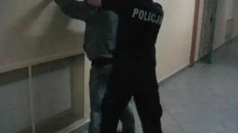 Napadli i ranili policjantów. 
Próbowali zabrać im broń