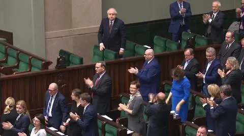 Brawa i okrzyki "precz z komuną"