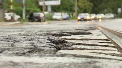"Stary asfalt miesza się z zapadniętą kostką". 
Brakuje pieniędzy na remonty ulic