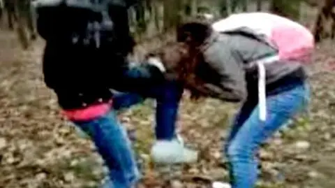 13-latki biły koleżanki. 
Bo je denerwowały