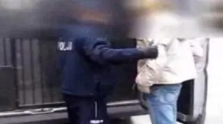 Zaatakował ratowników, potem rzucił się na policjanta