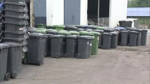 Znikają pojemniki na śmieci. 
Urzędnicy rozdają worki
