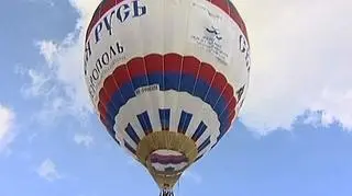 Dwóch mężczyzn, gorące powietrze i lodowato zimna woda - po raz pierwszy w historii dwóch rosyjskich podróżników przeleciało balonem nad jeziorem Bajkał. (Reuters)