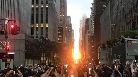 USA. Zjawisko Manhattanhenge na nowojorskim niebie