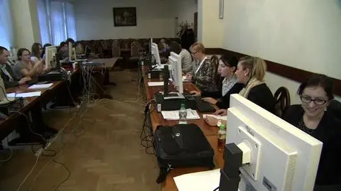 Wysyłali auta po członków komisji, by szybciej zacząć liczenie. "Jeden drugiego sprawdza"