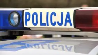 Kobieta podjechała samochodem do policjantów na służbie, prosząc ich o pomoc