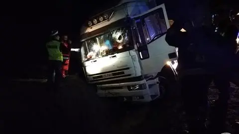 Gmina Zbójna. Nieszczęśliwy splot wydarzeń. Metalowa część wbiła się w głowę kierowcy tira