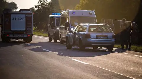 Pijany recydywista za kółkiem. Spowodował zderzenie trzech aut, policja odesłała go do domu