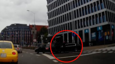 Agresywny taksówkarz w oku kamery (wideo bez dźwięku)