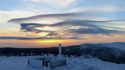Widoki jak w krainie lodu. Mroźna Śnieżka tonie w chmurach
