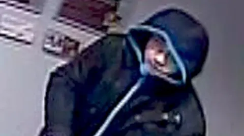 "Plastikowym pistoletem terroryzował kasjerki". 
Policja szuka sprawcy napadów na bank