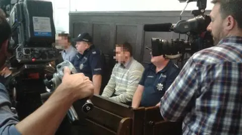 Zwrócił im uwagę, wepchnęli go na autobus. Początek procesu