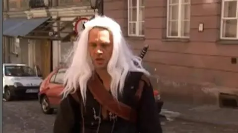 Żebrowski rozdaje ulotki, a Karolak depiluje nogi