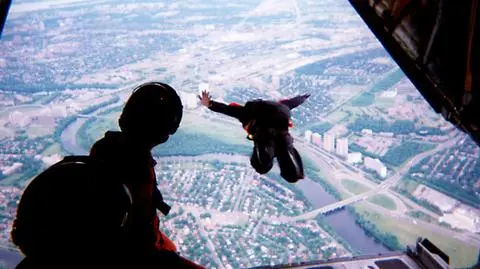 Skoczył ze spadochronem i zderzył się z samolotem