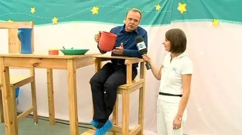 Reporter TVN24 
na dziecięcym krześle. "Niezła jazda"