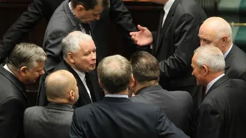 PiS łączy obchody Święta Niepodległości z miesięcznicą katastrofy