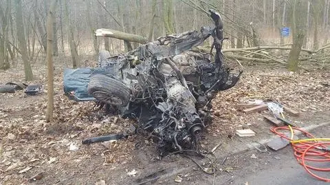Po BMW został tylko wrak. Makabryczny wypadek młodego kierowcy
