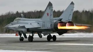 MiG-31 ma za zadanie szybko wznieść się na dużą wysokość i przechwycić wrogie samoloty