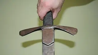 23-latek wymachiwał metalowym mieczem