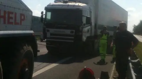 Tir przebił barierki na S11
