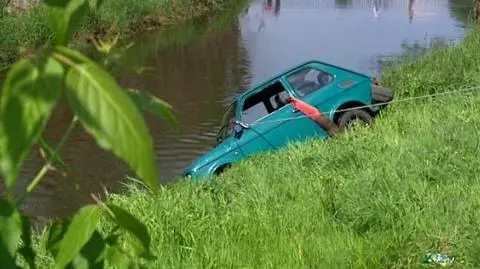 Samochód wyciągało prawie 30 strażaków