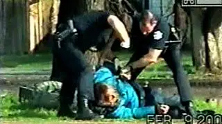 Policjanci biją! Do niechlubnej kroniki występków stróży prawa dochodzi to nagranie - widzimy na nim funkcjonariuszy z miejscowości Fresno w Stanach Zjednoczonych "obezwładniających" bezdomnego w parku. Jeden barczystych policjantów bezceremonialnie okłada leżącego na ziemi mężczyznę po twarzy. (APTN)