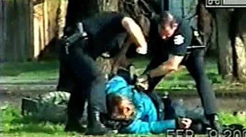Policjant tłukł bezdomnego po twarzy