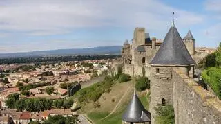 Turyści chętnie odwiedzają Carcassonne 