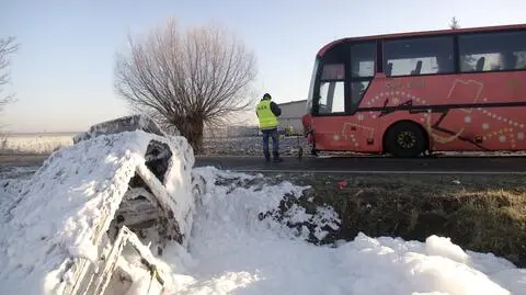 Czołowe zderzenie busa z autobusem. Osiem osób w szpitalu 