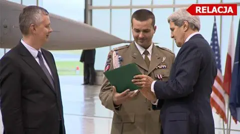 John Kerry w ŁAsku odznaczył polskiego żołnierza GROM