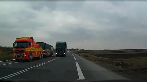 Świętokrzyskie. Ciężarówka wyprzedza na łuku drogi